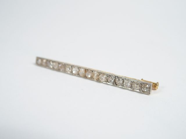 Broche barette monture or jaune ornée d'une suite de 16 diamants taill