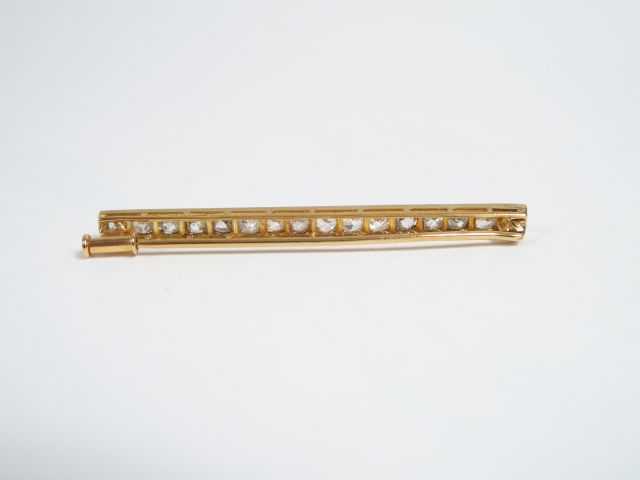 Broche barette monture or jaune ornée d'une suite de 16 diamants taill