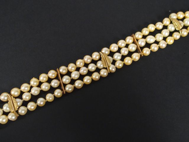 Bracelet 3 rangs de perles de culture, agrémenté de 3 motifs de feuill