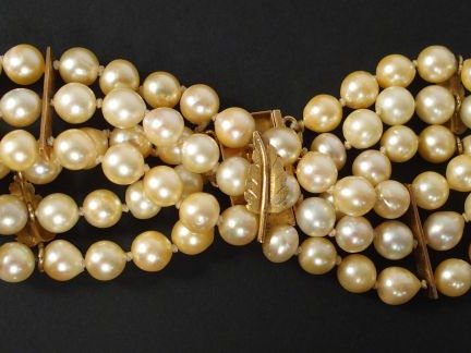 Bracelet 3 rangs de perles de culture, agrémenté de 3 motifs de feuill