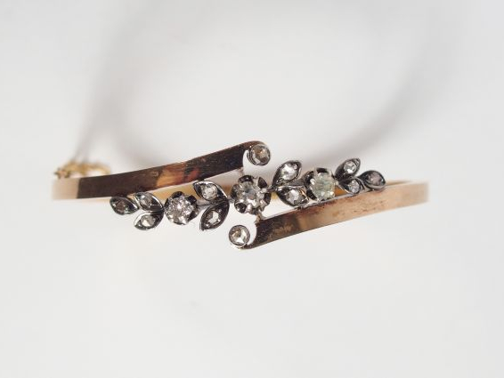 Bracelet jonc Napoléon III en or jaune, à section carré, motif central