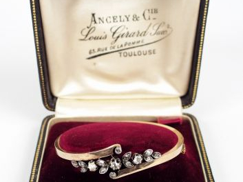 Bracelet jonc Napoléon III en or jaune, à section carré, motif central