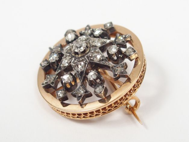 Broche ronde Napoléon III en or jaune, décor d'une étoile pavée de dia