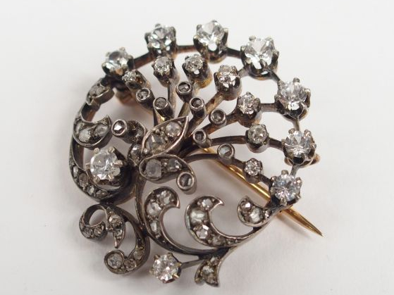 Broche Napoléon III en or jaune, transformable en pendentif, motif de 