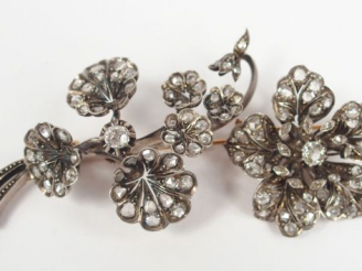 Vente aux enchères Bijoux à transformation en or blanc composé de 2 broches en forme de b