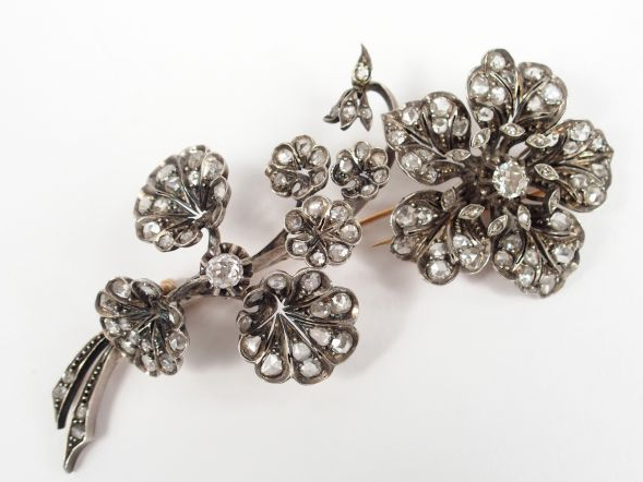 Bijoux à transformation en or blanc composé de 2 broches en forme de b