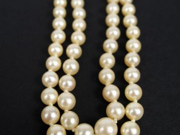 Collier de perles de culture disposées en chute sur un double rang, fe