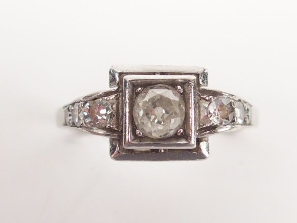 Bague Art Déco monture platine, ornée d’un diamant taille ancienne de 