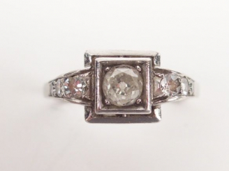 Vente aux enchères Bague Art Déco monture platine, ornée d’un diamant taille ancienne de 