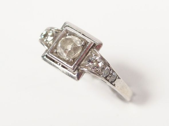 Bague Art Déco monture platine, ornée d’un diamant taille ancienne de 
