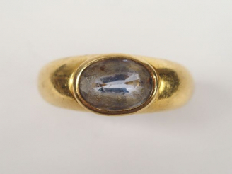 Vente aux enchères Bague jonc en or jaune sertie en son centre d'un saphir taille ovale (