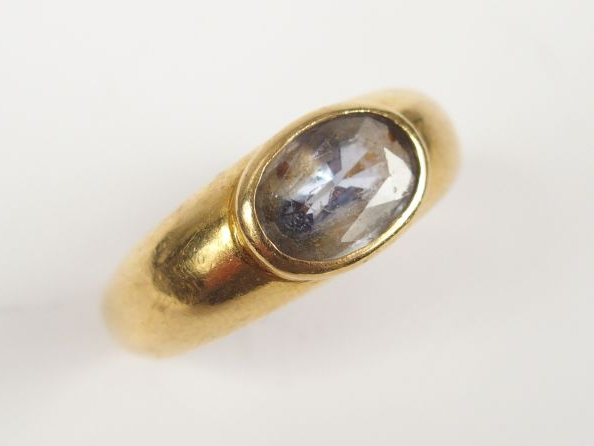 Bague jonc en or jaune sertie en son centre d'un saphir taille ovale (