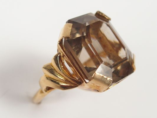 Bague en or jaune, monture travaillée, ornée d'un quartz brun taille r