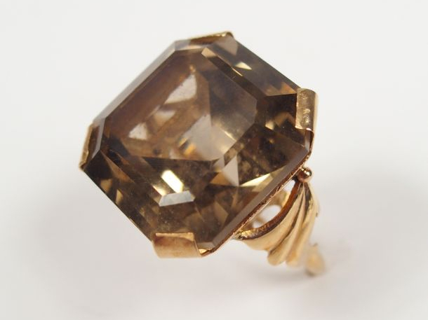 Bague en or jaune, monture travaillée, ornée d'un quartz brun taille r