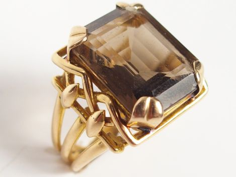 Bague 1950 en or jaune, ornée d'un quartz fumé taille rectangulaire de