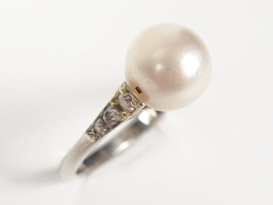 Bague en platine ornée d'une perle de culture de 9,5mm de diamètre, ép