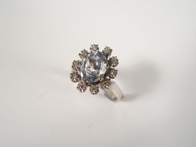 Bague marguerite monture or blanc ornée d'une aigue marine taille oval