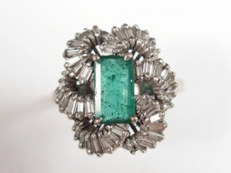 Vente aux enchères Bague Art déco monture or blanc 14K, en forme de fleur stylisée, ornée