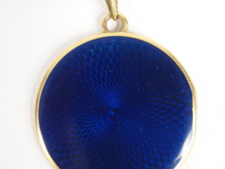 Vente aux enchères Pendentif porte-photo monture or jaune, émail bleu (sauts). Diam. : 24