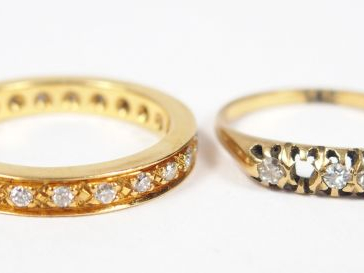 Alliance américaine en or jaune et diamants. On y joint une bague or j