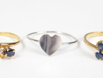 2 bagues en or jaune, saphirs et diamants. On y joint une bague en or 