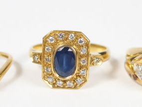 Vente aux enchères 3 bagues en or jaune, saphirs et diamants. Poids tel: 9,4gr