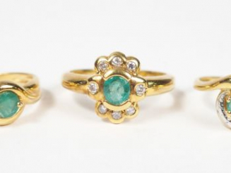 Vente aux enchères 3 bagues en or jaune, émeraudes et diamants. Poids tel: 7,3gr