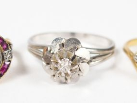 Vente aux enchères Lot de 3 bagues monture or jaune ou or blanc, ornées de diamants, rubi