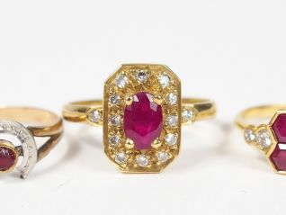 Vente aux enchères 3 bagues en or jaune, ornées de diamants et de rubis (une accidentée).
