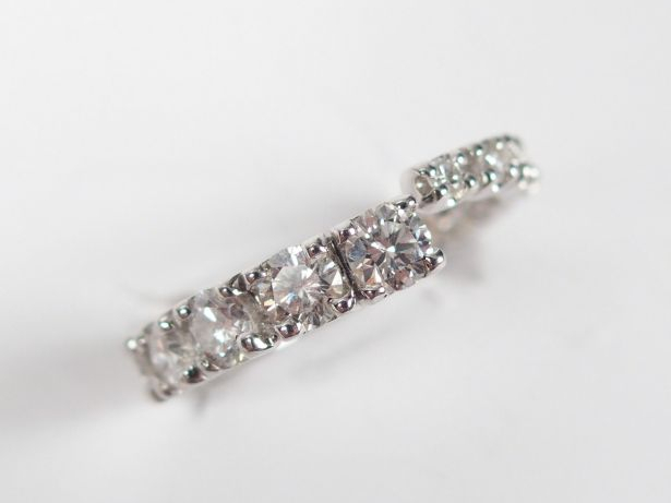 Alliance en or blanc, ornée de 17 diamants taille moderne disposés en 