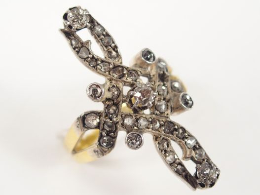 Bague or jaune Napoléon III, décor d'arabesque pavée de diamants taill
