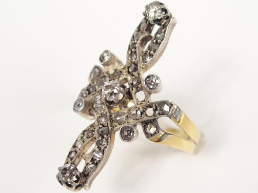 Bague or jaune Napoléon III, décor d'arabesque pavée de diamants taill