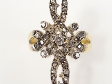 Bague or jaune Napoléon III, décor d'arabesque pavée de diamants taill
