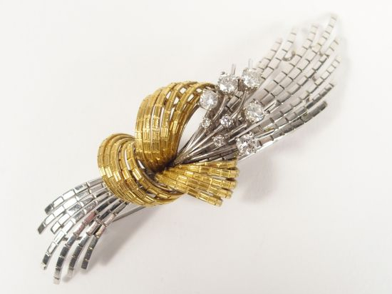 Broche en or jaune et platine, en forme de gerbe, rehaussée de diamant