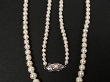Collier de perles disposées en chute, fermoir en plaqué argent rehauss