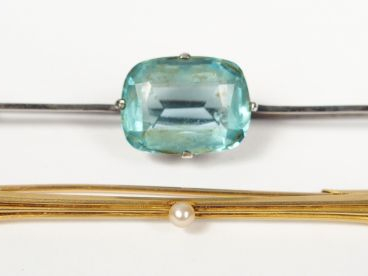 Broche barette en or jaune ornée d'une perle. Poids tel: 2,5gr On y jo