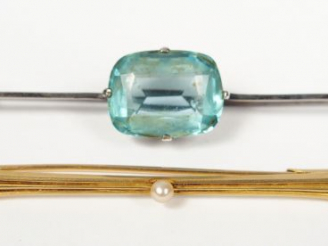 Vente aux enchères Broche barette en or jaune ornée d'une perle. Poids tel: 2,5gr On y jo