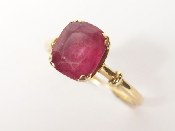 Bague monture or jaune et pierre rose taille rectangulaire. TDD 50 Poi