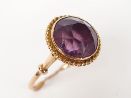 2 bagues monture or jaune, serties d'une pierre violette taille ronde 