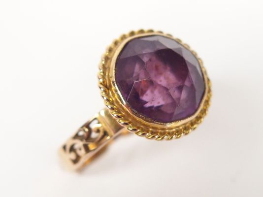 2 bagues monture or jaune, serties d'une pierre violette taille ronde 