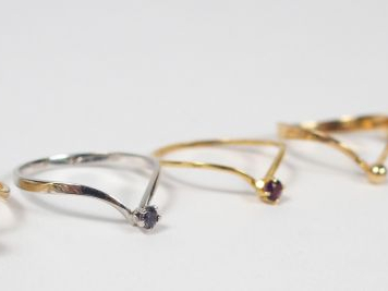 Lot de 5 bagues en or jaune ou or blanc, forme tiare, rehaussées de pi