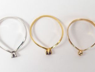 Lot de 5 bagues en or jaune ou or blanc, forme tiare, rehaussées de pi