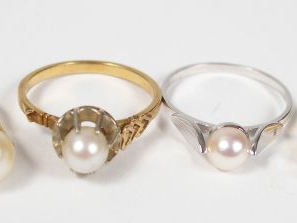 Vente aux enchères Lot de 4 bagues en or jaune ou or blanc, ornées de perles de culture. 