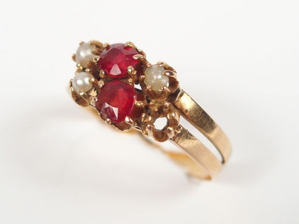 Bague en or jaune et pierres roses ou perles (manques). On y joint 2 b