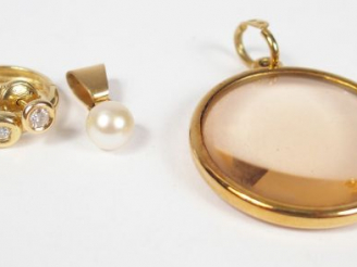 Vente aux enchères 2 pendentifs monture or, perle et loupe. On y joint 2 perce-oreilles e