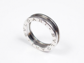 Vente aux enchères BULGARI. Bague B. ZERO 1, un rang en or blanc. TDD 53 Poids: 6,5gr Eta