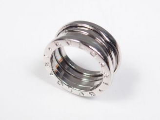 Vente aux enchères BULGARI. Bague B. ZERO 1, trois rangs en or blanc. TDD 48 Poids: 8,7gr
