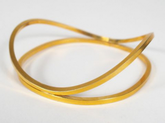 Vente aux enchères Bracelet jonc moderne en métal doré. On y joint des débris d'argent. P