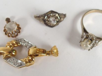 Vente aux enchères Fermoir en or jaune et diamants. 30mm x 14mm Poids tel: 3gr On y joint