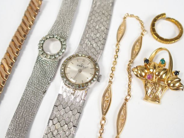 Lot de bijoux fantaisie comprenant des bracelets de montres, une montr